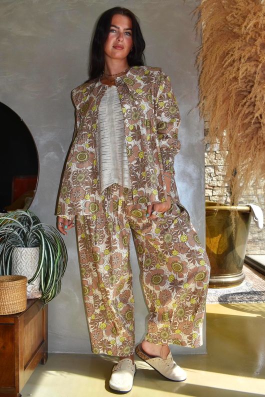Annie 1972 Shirring Pleat Barrel Pant Caffe Latte